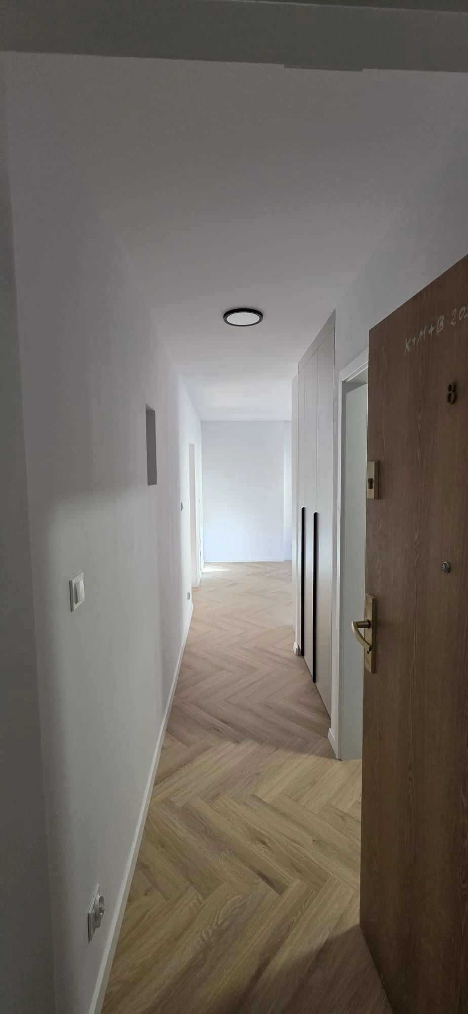 Korytarz z jodełką i szafą na wymiar, realizacja DoMpro