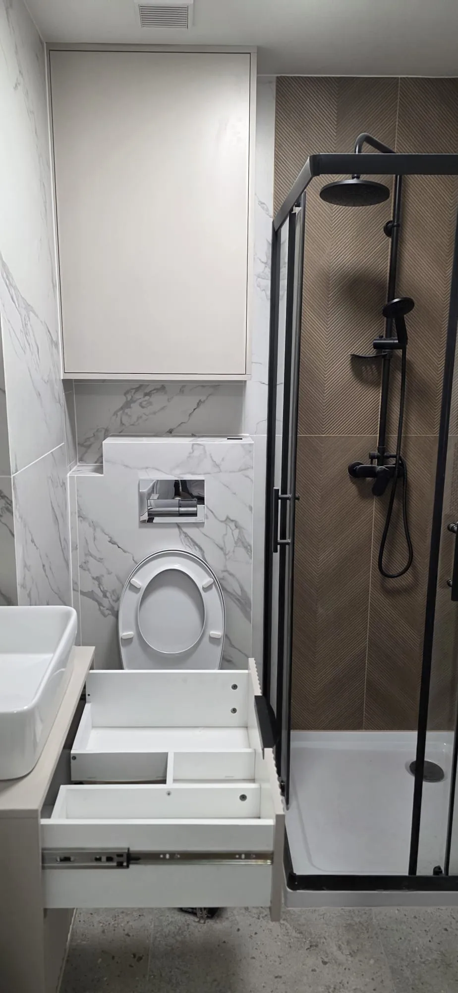 Łazienka z marmurem i czarną kabiną, realizacja DoMpro