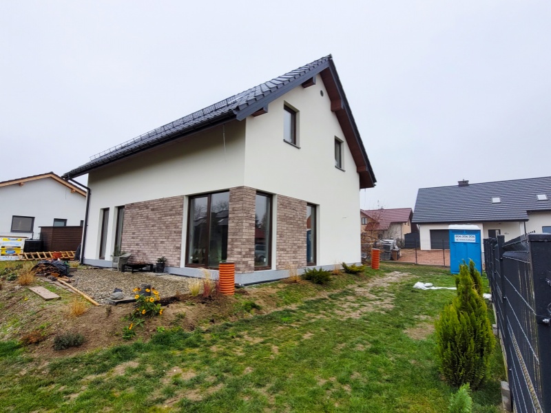 Wnętrze domu modułowego w trakcie prac wykończeniowych, DoMpro